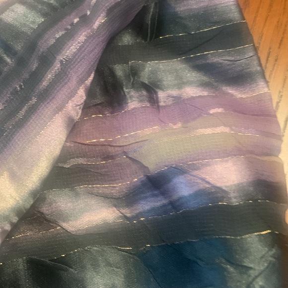 Copy NWOT Beautiful Easy to Where Scarf - Snap Closure In Back, Reversible - Picture 16 of 16